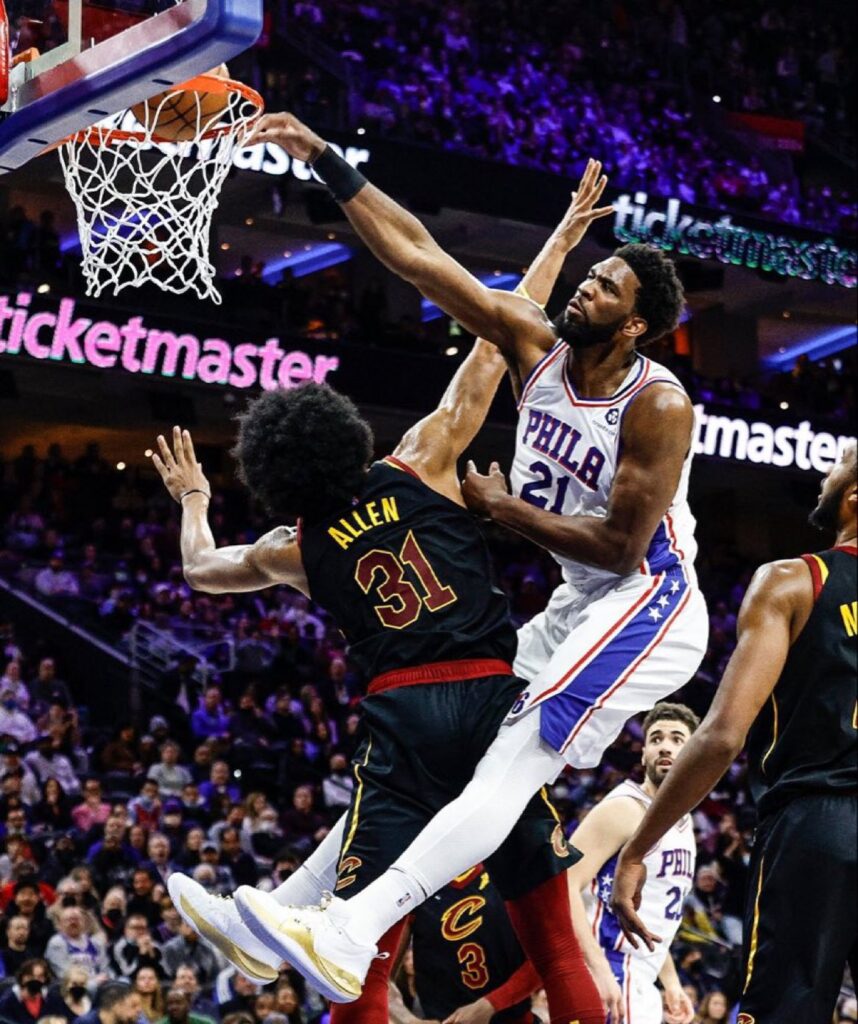 NBA : Joël Embiid dans le trio final pour le titre MVP