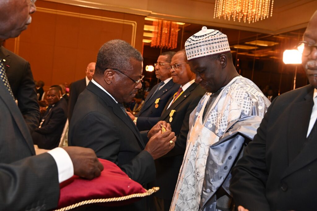 Session de la CEMAC : 13 personnalités de la Communauté décorées Session de la CEMAC : 13 personnalités de la Communauté décorées