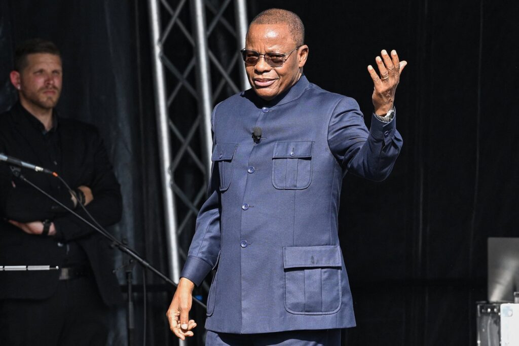 Maurice Kamto à la Place de la République de Paris